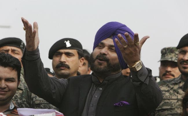 सिद्धू की मुश्किलें बढ़ीं, राहुल को ”कैप्टन” बताने पर पंजाब के मंत्री ने मांगा इस्तीफा