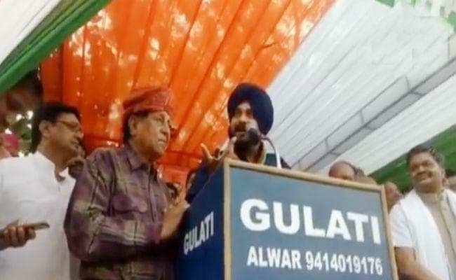 राफेल डील पर सिद्धू का बड़ा हमला, कहा, ”चौकीदार का कुत्ता भी चोर से मिल गया”