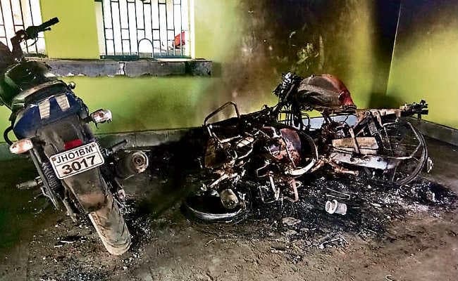 हथियार बंद अपराधियों ने कोल साइडिंग में मचाया उत्पात, पहरेदारों को डंडे से पीटा, तीन मोटरसाइकिलों को फूंका