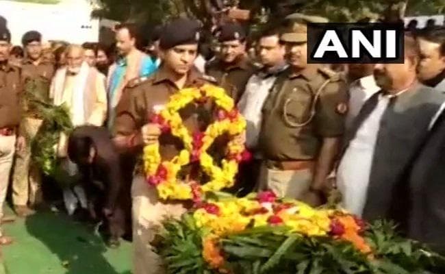 शहीद इंस्पेक्टर सुबोध की दी गयी अंतिम विदाई, पत्नी बोली न्याय चाहिए…