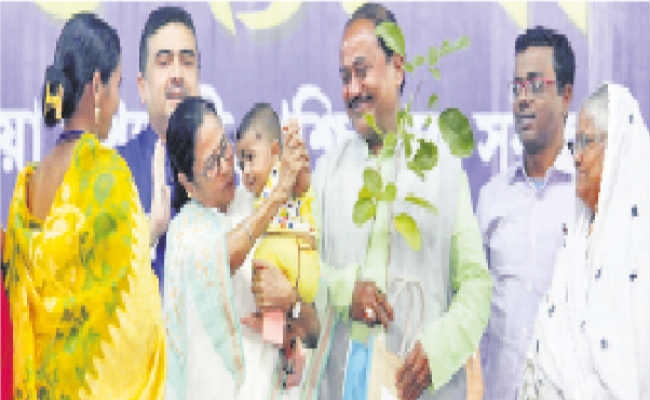 हल्दिया : भाजपा शासित विभिन्न राज्यों में किसान कर रहे हैं आत्महत्या : ममता बनर्जी