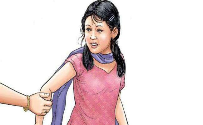 ….जब मां संग दवाखाना गयी युवती का हाथ पकड़ करने लगा छेड़खानी