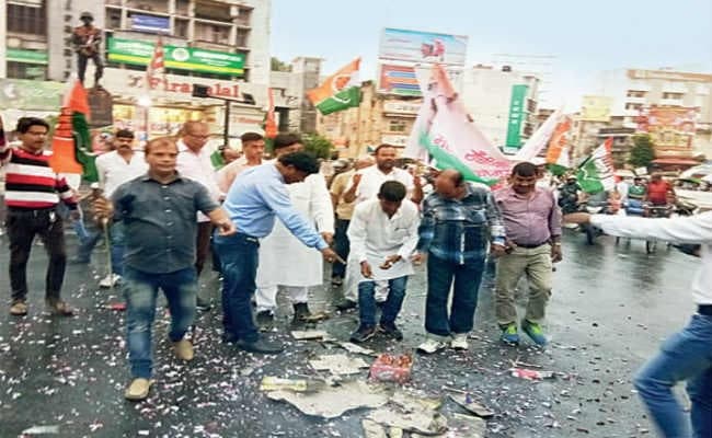 गिरिडीह : चुनावों में जीत से कांग्रेस गदगद, कार्यकर्ताओं ने की शहर में की आतिशबाजी
