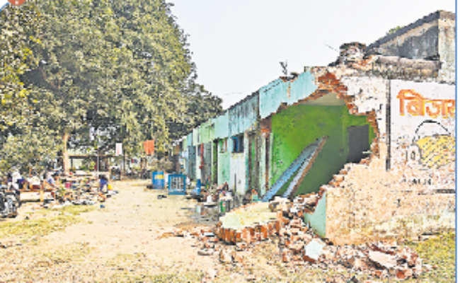 जमशेदपुर : क्वार्टरों को खाली कराने पहुंचे प्रशासन का किया विरोध, 20 तक टला अभियान
