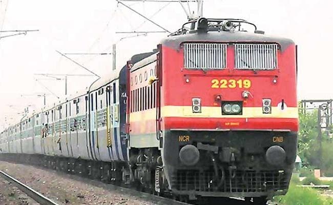 रेलवे ग्रुप डी की परीक्षा देकर लखनऊ से लौट रहे युवक ने चलती ट्रेन से अचानक लगायी छलांग, फिर…