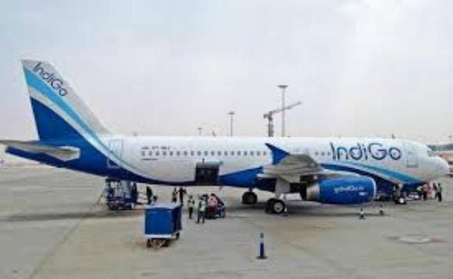 इंडिगो बम धमकी की खबर, यात्रियों को प्लेन से उतारा गया
