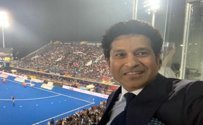 हॉकी वर्ल्‍ड कप फाइनल देखनें पहुंचे ''मास्‍टर ब्‍लास्‍टर'', सचिन-सचिन के शोर से गूंज उठा कलिंगा स्टेडियम