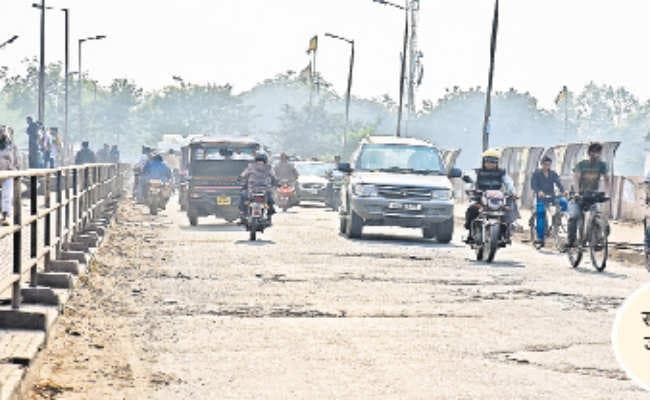 जमशेदपुर : स्टेशन पुल पर जगह- जगह गड्ढे, राहगीर हो रहे परेशान