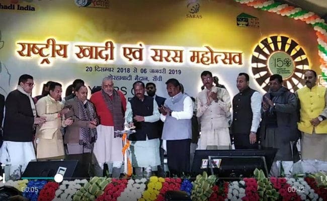 खादी मेले का CM रघुवर ने किया उद्घाटन, बोले- ग्रामीण अर्थव्यवस्था को मजबूत करने में खादी बोर्ड की बड़ी भूमिका