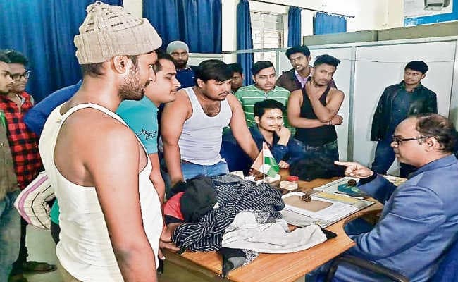 जमशेदपुर : छात्र ने कपड़े खोल प्राचार्य की टेबल पर रखा कहा…