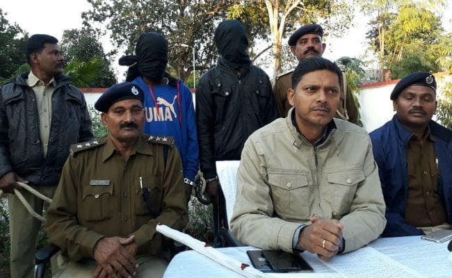 सिमडेगा : पति, पत्नी और मासूम बच्ची के हत्यारों को पुलिस ने धर दबोचा