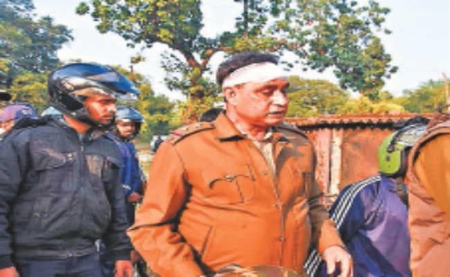 रणक्षेत्र बना दुर्गापुर, पुलिस-पब्लिक भिड़ंत, पथराव के बाद पुलिस ने किया लाठीचार्ज