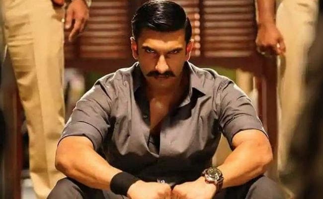 Film Review Simmba: कमजोर कहानी में जान डालती रणवीर की एक्शन-कॉमेडी