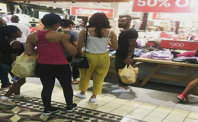 दक्षिण अफ्रीका में शॉपिंग कर रहे हैं विराट-अनुष्का, फोटो वायरल, हो रहे ट्रोल