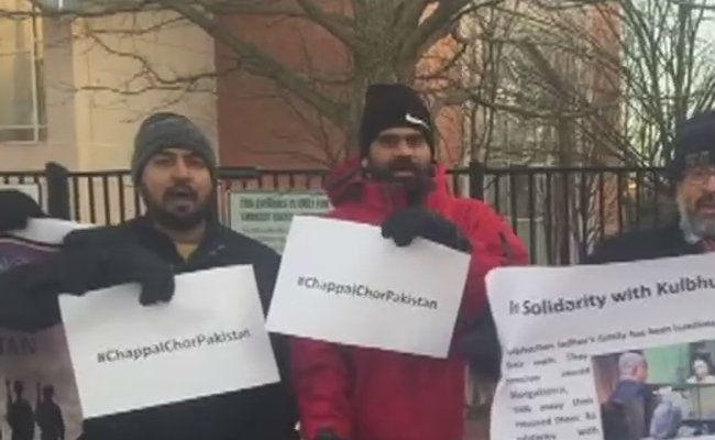 कुलभूषण मुद्दे पर वाशिंगटन में प्रदर्शन : पाक का मतलब अमेरिका से डॉलर ले, हिन्दुस्तान के जूते खा !