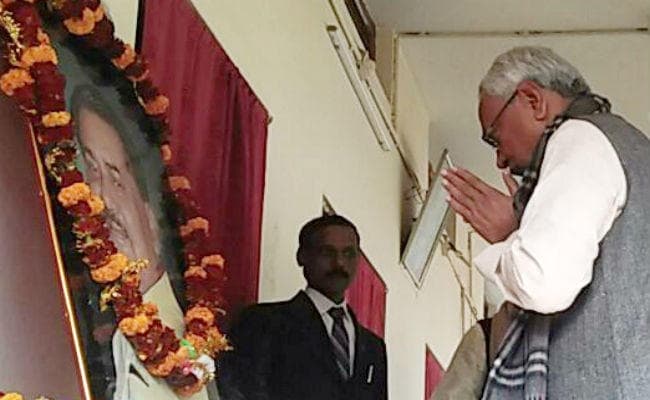 CM नीतीश ने की रघुनाथ झा के परिजनों से मुलाकात, समाहरणालय में मूर्ति लगाने की घोषणा की, देखें वीडियो