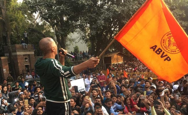 ”पैडमैन” के प्रमोशन के लिए निकले अक्षय कुमार ने थामा ABVP का झंडा, Twitter पर हुए ट्रोल