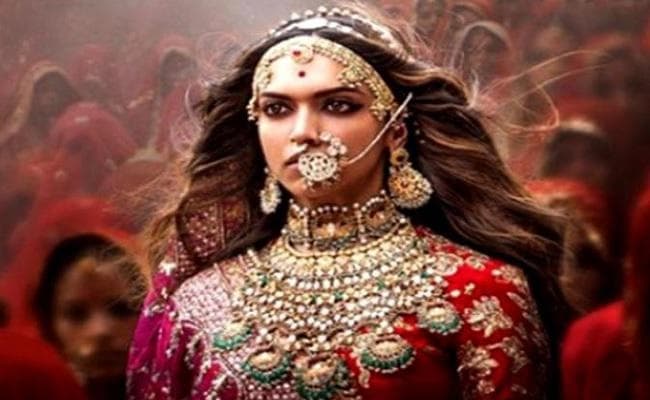 ”पद्मावत” के विरोध में यूपी के सिनेमाघरों के बाहर प्रदर्शन, ”दीपिका” की नाक काटने वाले को इनाम की घोषणा