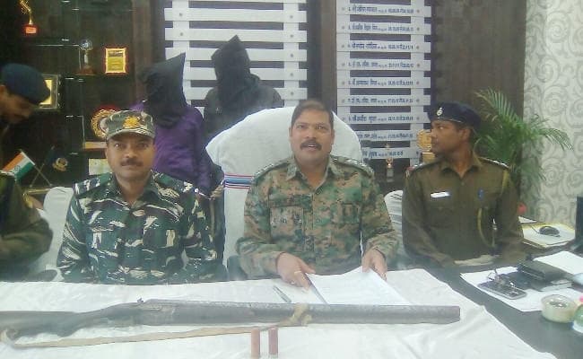 खूंटी में पीएलएफआई के दो नक्सली गिरफ्तार, हथियार बरामद