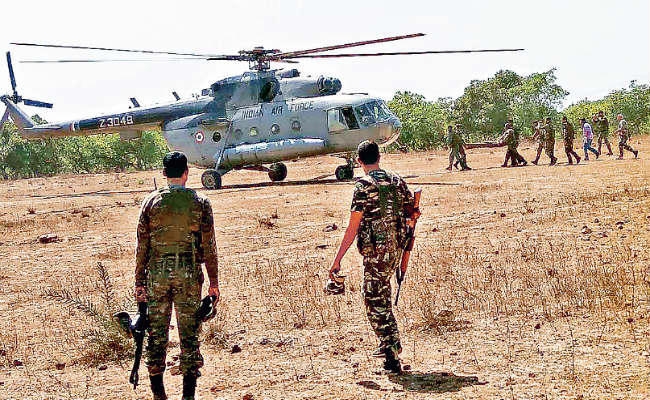 झारखंड के गुमला में नक्सलियों को ऐसे ढूंढ रही है पुलिस, जंगल में लगा है उग्रवादियों का जमावड़ा
