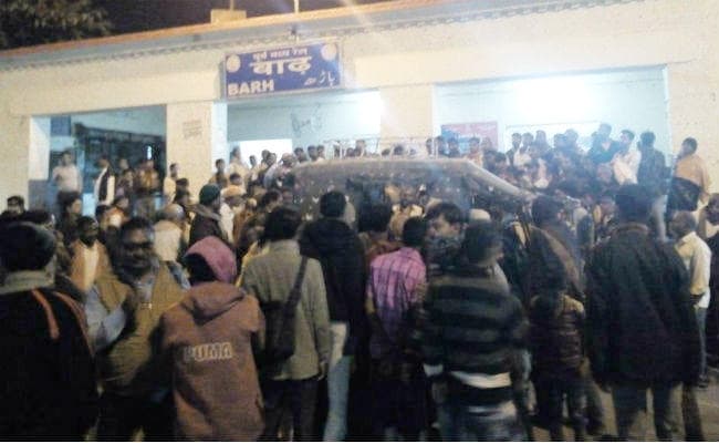 अपराधियों ने कुख्यात मुखिया पति को पाटलिपुत्र एक्सप्रेस में मारी गोली, मौत, अपराधी फरार