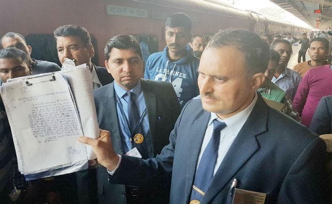 राजधानी एक्सप्रेस के टीएस को गार्ड ने पीटा, ब्रेक भान में यात्रियों को सफर कराने का लगाया आरोप