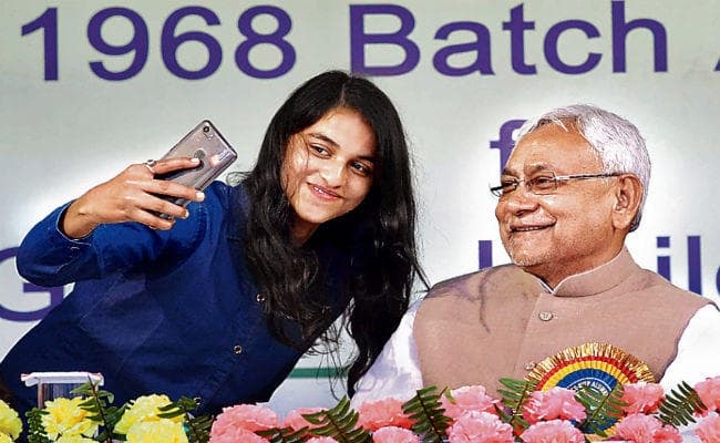 जब CM नीतीश ने छात्रों से कहा, बिहार की नदियों का करें अध्ययन, कैसे आती है नदियों में बाढ़ और क्यों जब CM नीतीश ने छात्रों से कहा, बिहार की नदियों का करें अध्ययन, कैसे आती है नदियों में बाढ़ और क्यों