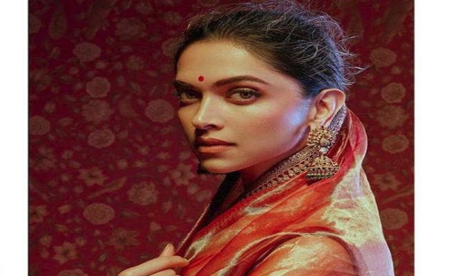 ”उमराव जान” रेखा ने ”पद्मावती” दीपिका को गिफ्ट की यह साड़ी…!