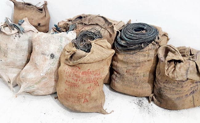 लोहरदगा : नक्सलियों ने घर में जमीन के भीतर छिपाया था विस्फोटक, बरामद