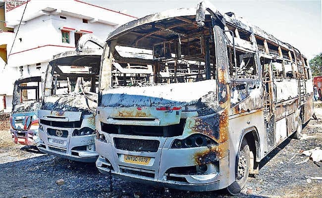 झारखंड : उग्रवादियों ने 3 बसों में लगायी आग, 90 लाख रुपये का हुआ नुकसान