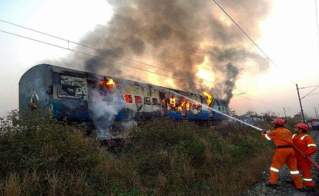 धनबाद : पटना जा रही तूफान एक्सप्रेस में लगी आग, मची अफरा – तफरी तो भागने लगे यात्री