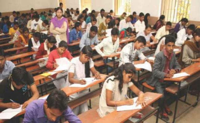 बिहार बोर्ड : समय से 10 मिनट पहले पहुंचे मैट्रिक परीक्षा के अभ्यर्थी, समय से 10 मिनट बाद नहीं मिलेगी परीक्षा केंद्र में प्रवेश की अनुमति