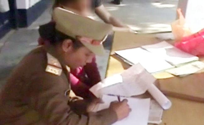 उत्तर प्रदेश : कन्नौज में नये यूनिफॉर्म की नाप के लिए छात्रा के उतरवाये कपड़े, आरोपित शिक्षक गिरफ्तार