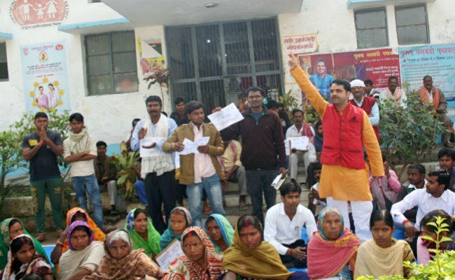 चिकित्सक ने प्रसूता के पेट में बच्चा नहीं होना बता इलाज से किया इनकार, शौच के दौरान पेट से गिरा बच्चा, लोगों ने किया पथराव