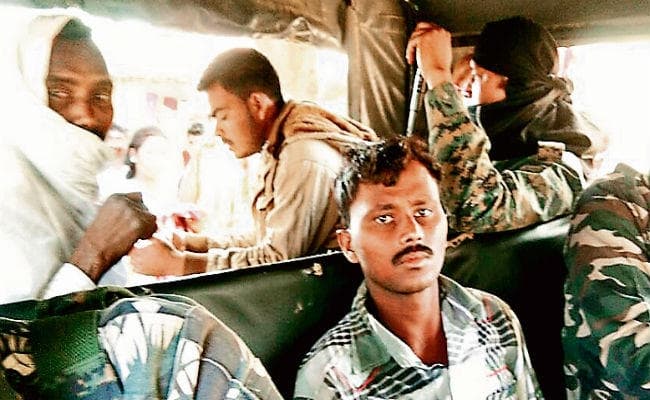 झारखंड : लातेहार में ग्राम प्रधान की हुई हत्या, तो ग्रामीणों ने बारातियों को बना लिया बंधक