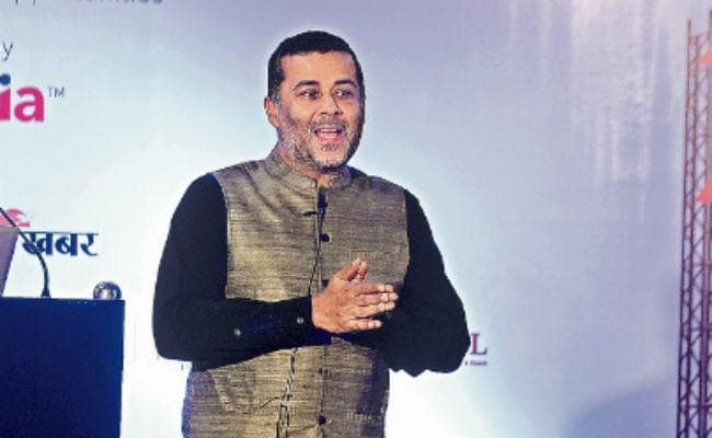 बोले चेतन भगत- काक्रोच बनें, डायनासोर नहीं