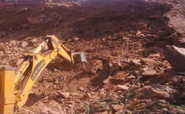 तालाब में मिट्टी खोदने गयी मां बेटी दबकर हुई मौत