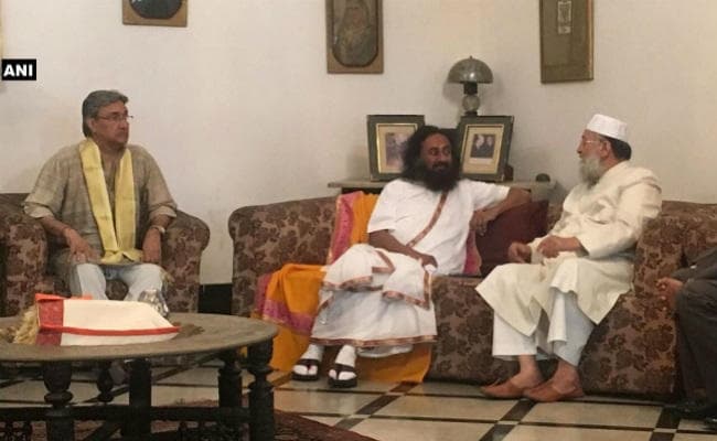अयोध्या मुद्दे पर श्री श्री रविशंकर ने मौलान नदवी से की बात, बोले – निकलेगा हल अयोध्या मुद्दे पर श्री श्री रविशंकर ने मौलान नदवी से की बात, बोले – निकलेगा हल