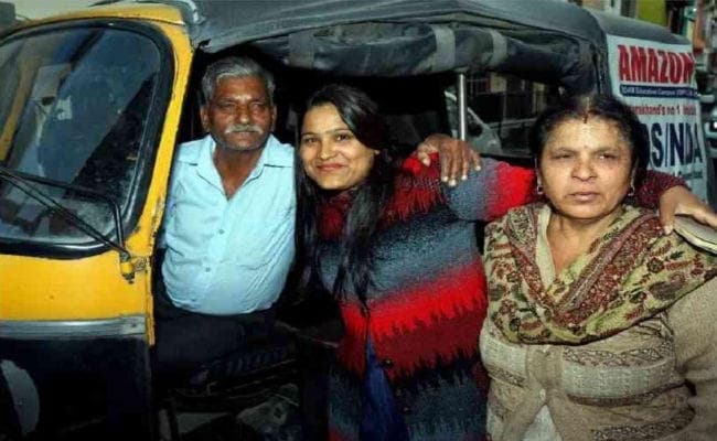 शाबाश! ऑटो रिक्शा चलानेवाले की बेटी ने जज की परीक्षा में किया टॉप