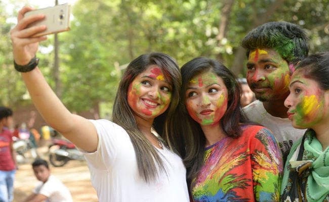 Holi में ऐसे अपने स्मार्टफोन को बनायें वाटरप्रूफ…!