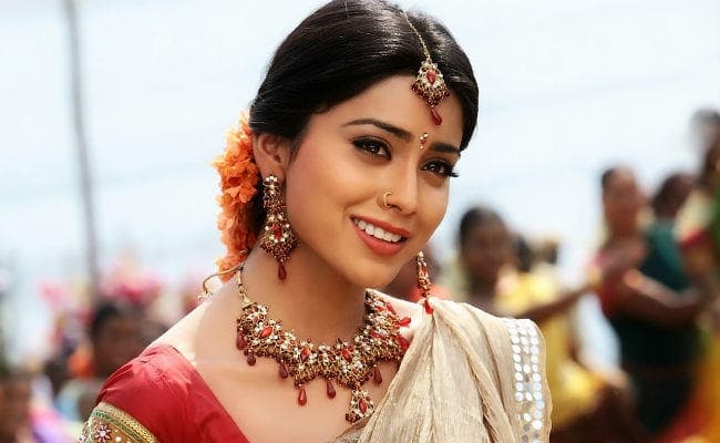 ”दृश्यम” की एक्ट्रेस श्रेया सरन जल्द शादी करेंगी अपने रशियन बॉयफ्रेंड से…जानें