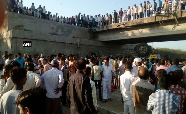 गुजरात के भावनगर में नाले में गिरा ट्रक, 26 की मौत, चीख-पुकार के बाद लोग पहुंचे मदद को