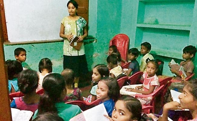 बिहार : पति के निधन के बाद शिक्षा के क्षेत्र में अलख जगा रही हैं वीणा, सिखा रहीं अंग्रेजी