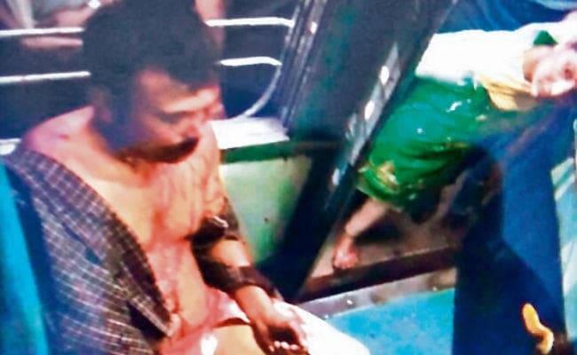 बिहार : चलती ट्रेन में यात्री को चाकू मार कर किया घायल बिहार : चलती ट्रेन में यात्री को चाकू मार कर किया घायल