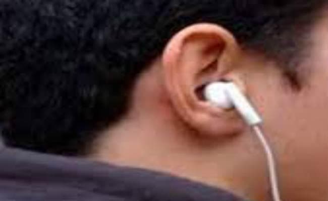 हेडफोन लगाकर चलने की आदत है तो पढ़ें कैसे हेडफोन ने ले ली जान