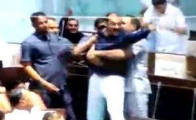गुजरात विधानसभा में कांग्रेस विधायक ने बेल्ट उतारकर भाजपा विधायक को पीटा