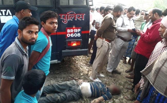 गया से लौट रहे पुलिस के वाहन ने दंपती को रौंदा, पति की मौके पर मौत, आक्रोशित लोगों ने जाम की सड़क