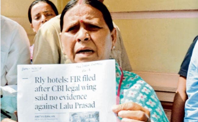 बिहार बजट सत्र : 17 मिनट चली विधानसभा की कार्यवाही, लालू के मुद्दे पर विपक्ष ने किया हंगामा, सदन ठप बिहार बजट सत्र : 17 मिनट चली विधानसभा की कार्यवाही, लालू के मुद्दे पर विपक्ष ने किया हंगामा, सदन ठप