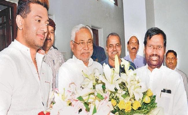 नीतीश से मिले रामविलास व चिराग, देर रात मुलाकात के निकाले जा रहे राजनीतिक मायने