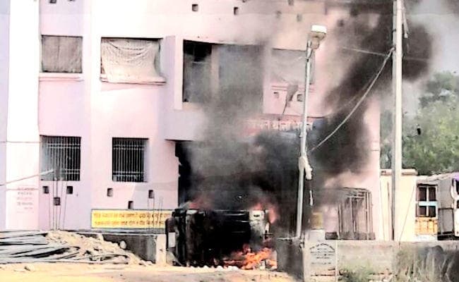 पुलिस हाजत में युवक की मौत के बाद आक्रोशित लोगों का थाने पर हमला, पुलिस जीप को फूंका, थानेदार निलंबित